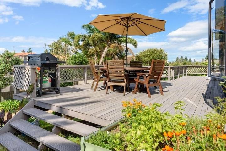 Holiday home for 5 people, with balcony in New Zealand