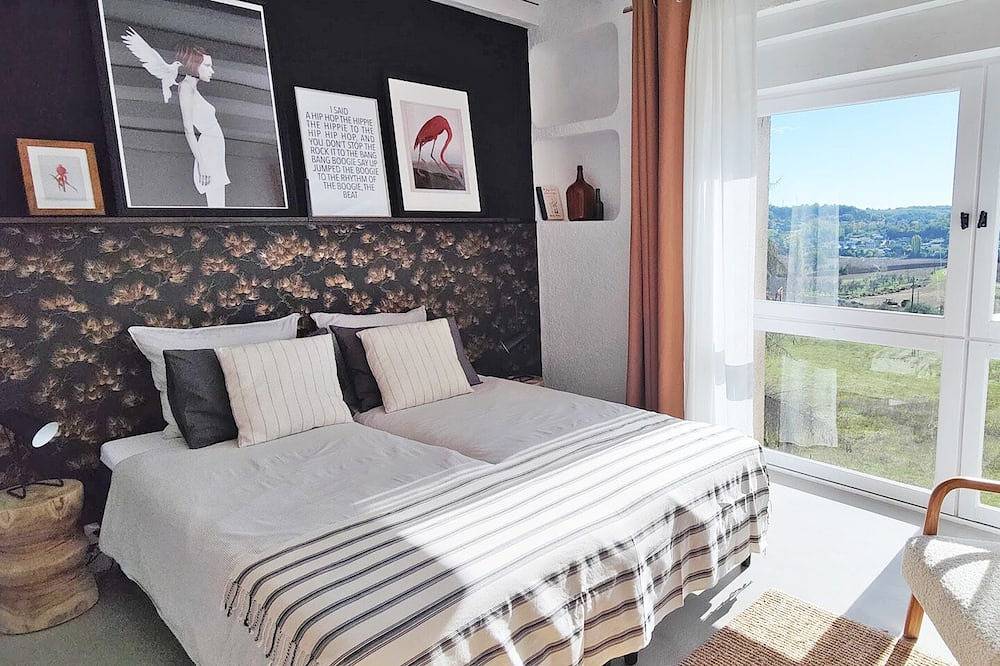 Appartement entier, Domaine Lapèze, hilltop house in the Lot with stunning views, walk to Montcuq. in Montcuq-en-Quercy-Blanc, Quercy