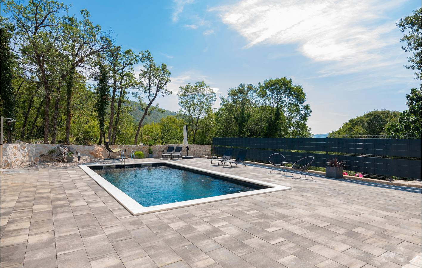 Charmante 200 m² große Wohnung mit Pool, Terrasse, WLAN und Küche in Zagvozd, Makarska Riviera