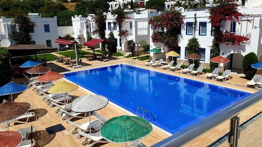 Appart’hôtel pour 4 personnes, avec vue ainsi que piscine et jardin