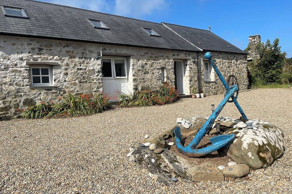Stylish, family friendly Pembrokeshire Bluestone Barn in idyllic coastal setting in Goodwick, Pembrokeshire