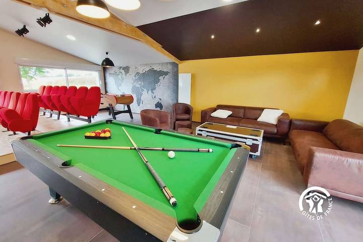 Gîte pour 10 personnes, avec terrasse ainsi que jacuzzi et jardin