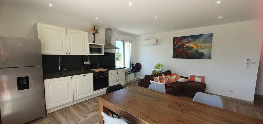 Gîte pour 8 personnes, avec terrasse et jacuzzi ainsi que piscine et jardin dans Auvergne-Rhône-Alpes - 3