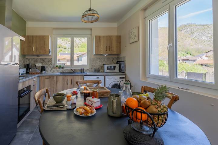 Holiday Home 'Gite Du Montcalm' with Mountain View, Shared Terrace and Wi-Fi in Auzat, Parc naturel régional des Pyrénées ariégeoises