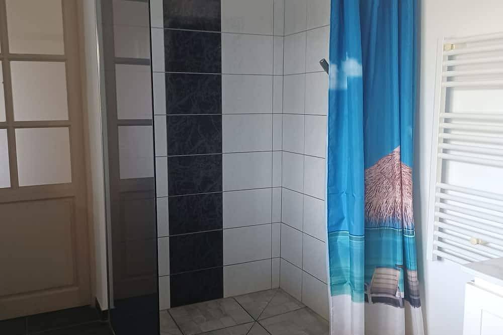 Gîte-Komfort-Ensuite mit Dusche-Blick auf den Hof in Ardevon, Pontorson