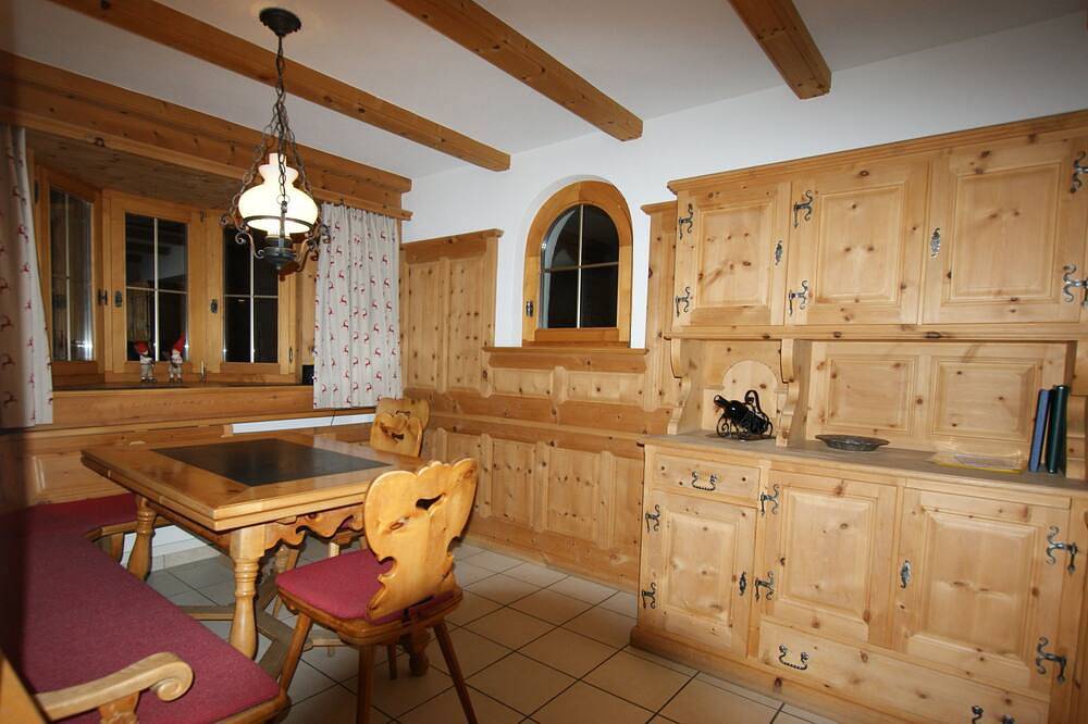 Ganze Wohnung, Gemütliche 4 1/2 Zimmer-Maisonettewohnung mit Arvenstube mit Sicht in die Berge in Klosters-Serneus, Plessur Alpen