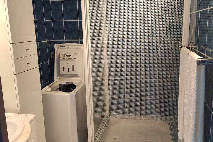 Entire apartment, Excellent apartment with free parking and tram access in Saint-Étienne, Loire