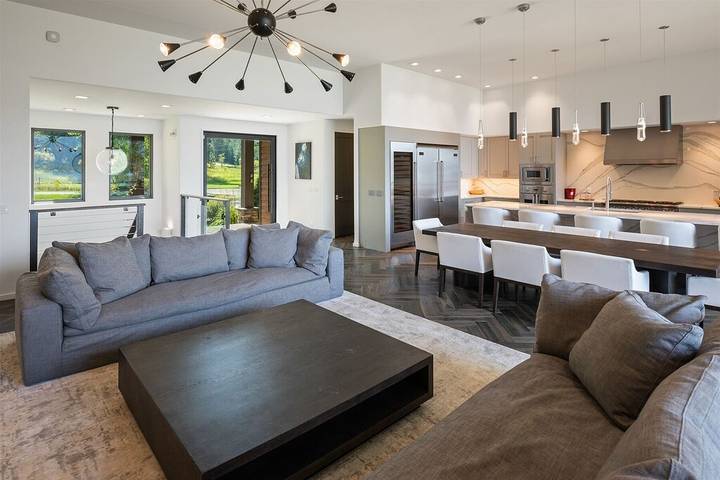 Vacation rental for 12 people, with terrace and hot tub, with pets in Lake Pend Oreille