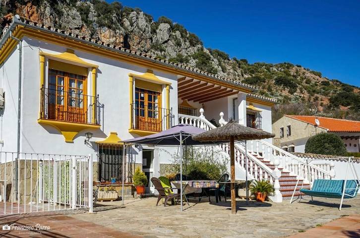 Apartamento para 10 personas, con Balcón y Terraza además de Piscina y Vistas en Benaoján