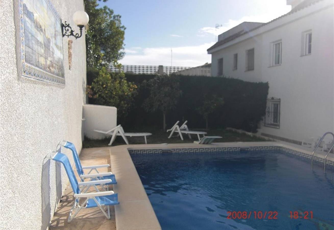 Entire apartment, 2 bedroomed Apartment in Villa with Pool, Garden & Wi-Fi in La Zenia Centre, Orihuela