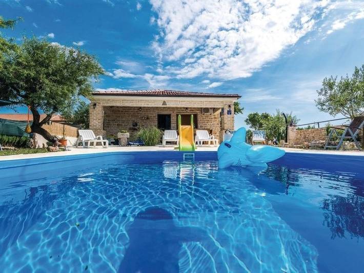 Ferienhaus für 7 Personen, mit Terrasse und Garten sowie Pool in Općina Stankovci