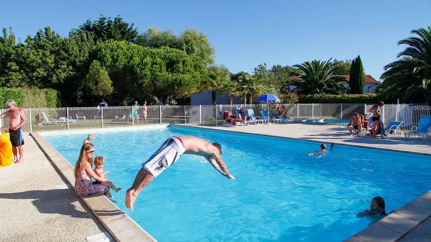 Location de vacances pour 8 personnes, avec jardin et piscine à Le Château-d'Oléron