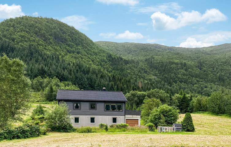 Ferienhaus für 9 Personen, mit Terrasse und Garten sowie Ausblick in Vanylven