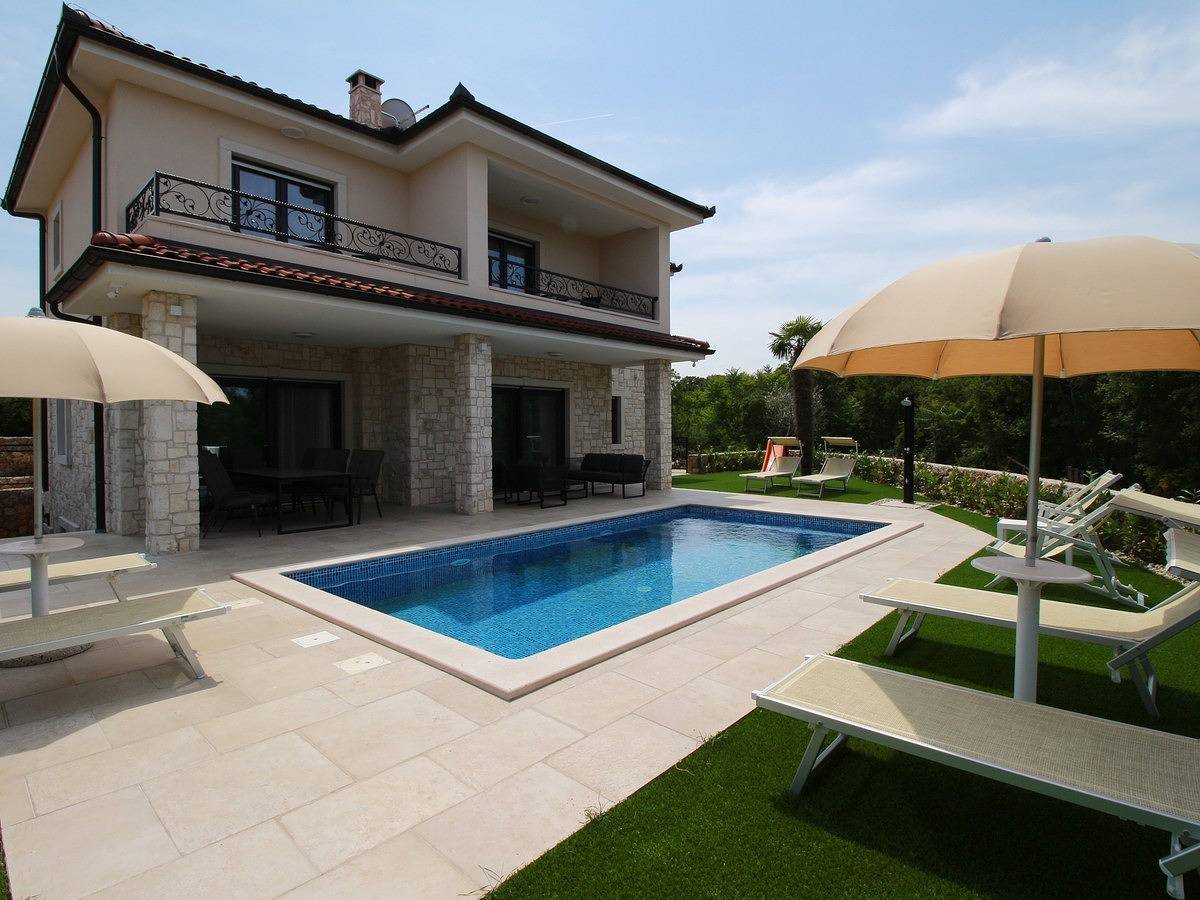 Luxusvilla mit fünf Zimmern und privatem Pool in Malinska in Malinska-Dubašnica, Krk