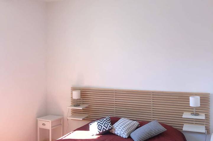 Gîte pour 8 personnes, avec piscine ainsi que jardin et terrasse, animaux acceptés à Charmeil - 4