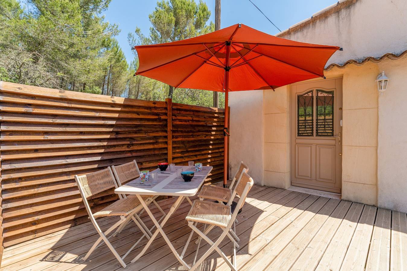 Appartement entier, Appartement « Domaine De Meyrol - Gîte 4 » avec vue montagne, Wi-Fi et climatisation in Eyguières, Région d'Arles