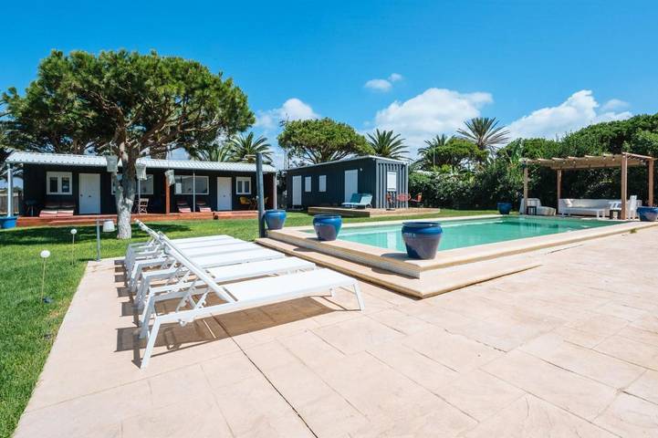Casa para 4 personas, con terraza además de jardín y piscina, Se admiten mascotas en Zahora