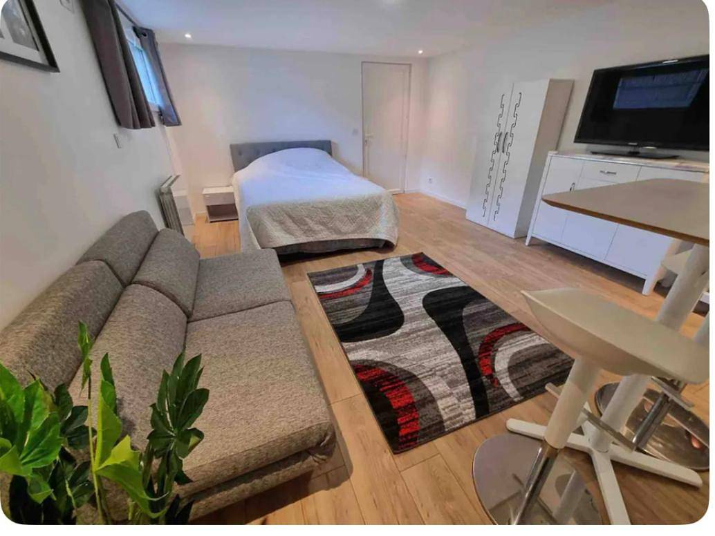 Appartement entier, Studio proche gare et Versailles 4 min à pied train vers Paris in Marly-le-Roi, Yvelines
