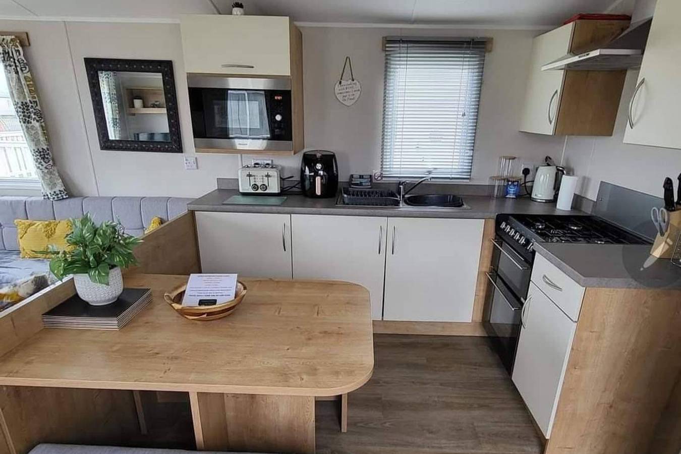 3 Bed - Sleeps 8 - Pet Friendly - Beach in Ingoldmells, Lincolnshire