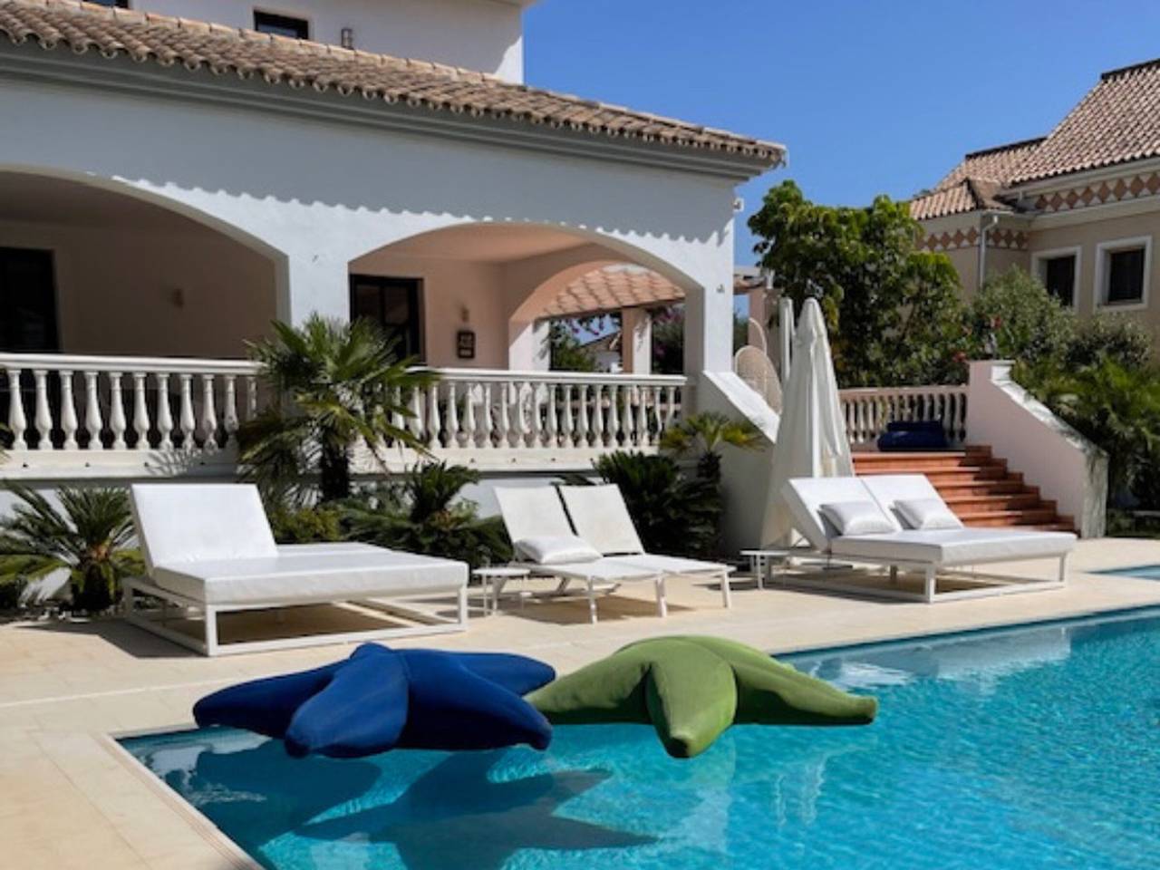 Luxurious Villa in San Pedro de Alcántara for 10 with Private Pool, Garden, and Garage in Playa de Cortijo Blanco, Marbella