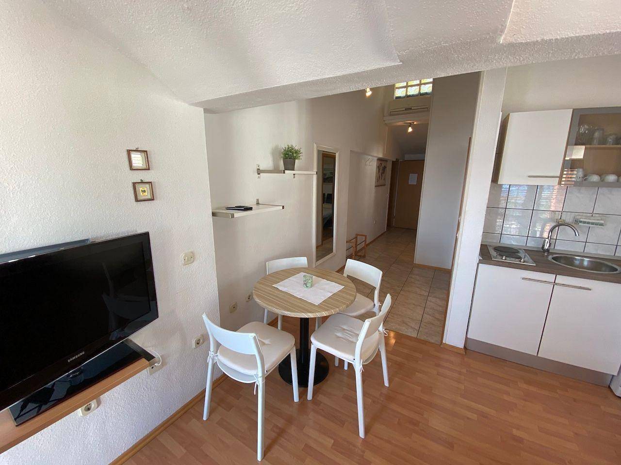 Ganze Ferienwohnung, Ferienwohnung für 5 Personen mit Garten in Baska Voda, Makarska Riviera