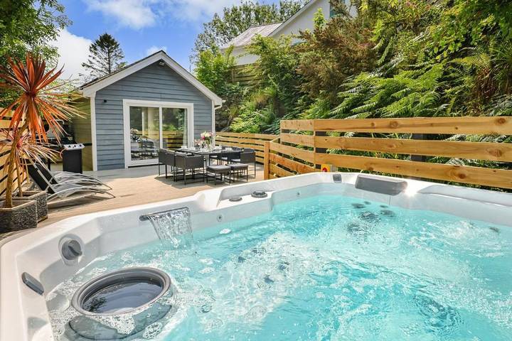 Holiday rental for 6 people, with Balcony and Hot tub as well as Terrace and Garden in Llanbedrog