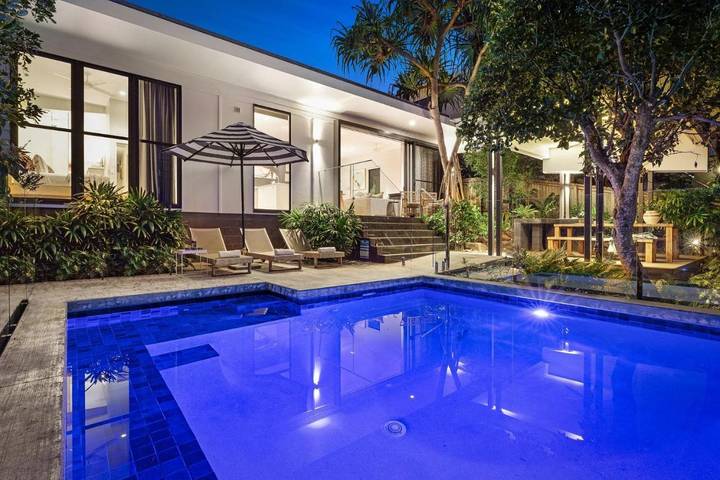 Holiday home for 9 people, with balcony and pool in Byron Bay