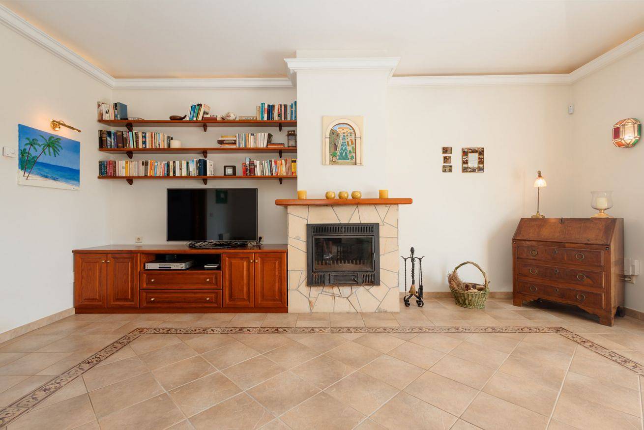 Entire apartment, Incredible 5 bedroom villa with private pool and sea views, in El Rosario in Las Chapas, Marbella
