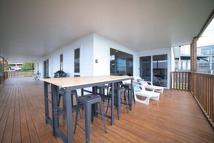 Holiday home for 10 people, with terrace in Dorset Tasmania