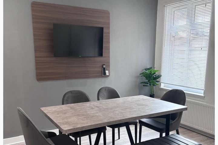 House Sleeps 8 with Garden in Nottingham, East Midlands