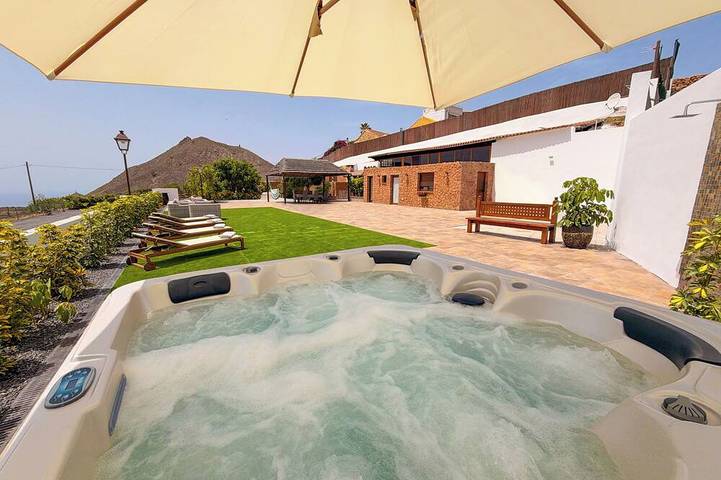 Holiday home for 6 people, with terrace and hot tub as well as garden - 1