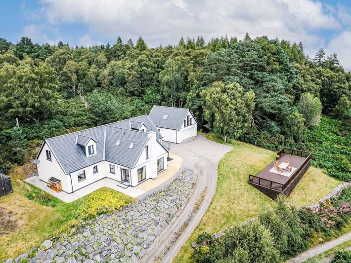 Holiday rental for 7 people, with garden and view as well as terrace and lake view in Loch Ness