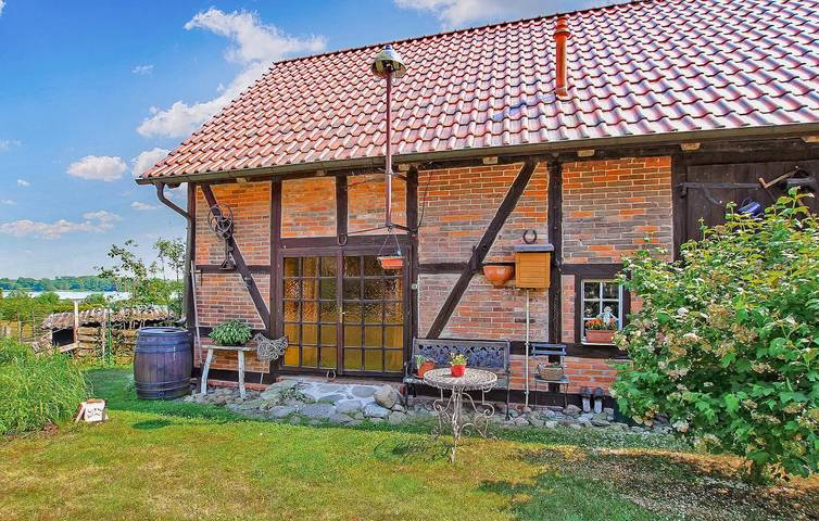 Ferienhaus für 3 Personen, mit Terrasse und Garten sowie Seeblick in Jabel