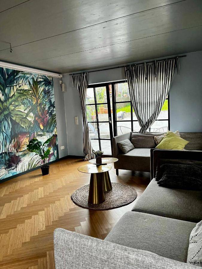 Ferienwohnung für 9 Personen, mit Terrasse und Garten sowie Ausblick