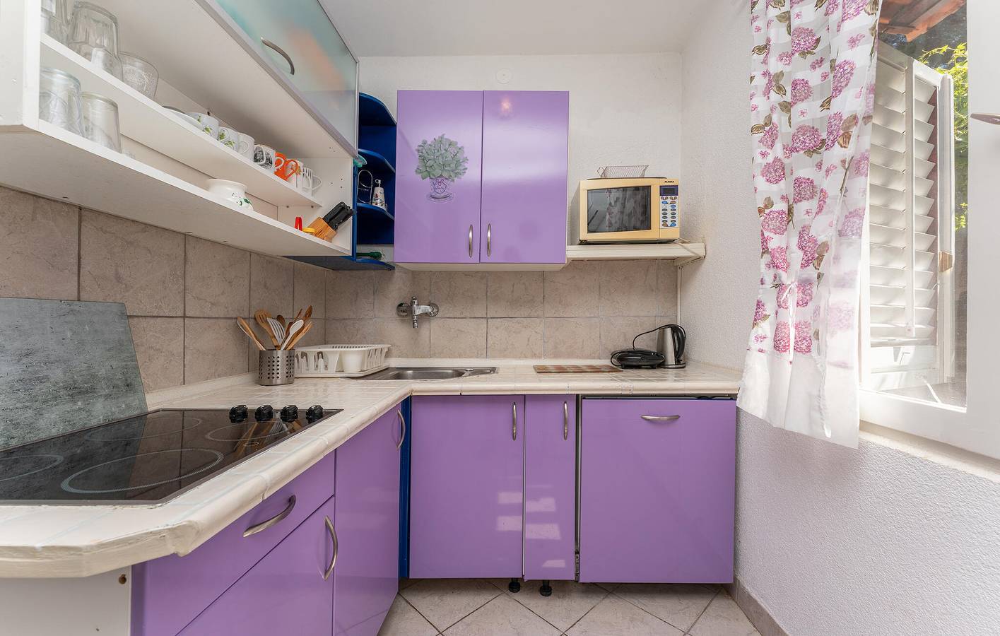 Ganze Ferienwohnung, Gemütliches Apartment mit Terrasse, 1,5 km vom Strand Pod Vruljom entfernt, mit kostenlosen Parkplätzen in Pakostane, Zadar