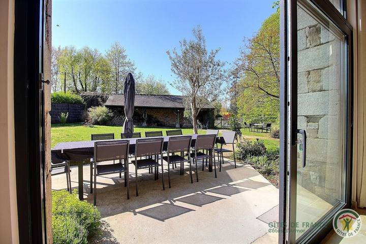Gîte pour 15 personnes, avec piscine ainsi que terrasse et jardin à Ploubalay - 4