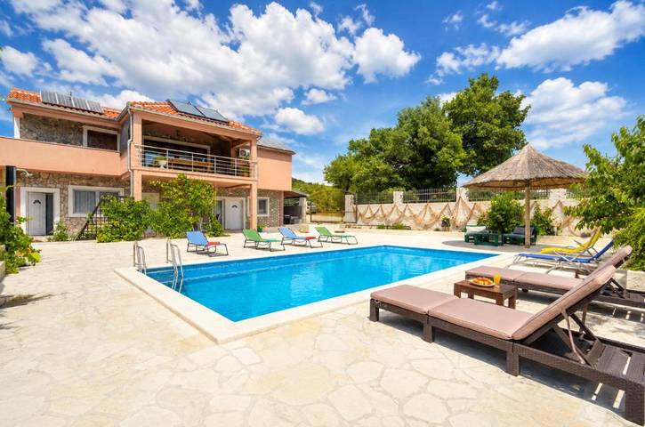 Villa pour 10 personnes, avec Jardin et Piscine à Tribunj