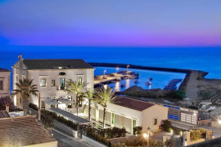 Hôtel pour 3 personnes, avec Balcon et Terrasse ainsi que Piscine et Vue à Donnalucata