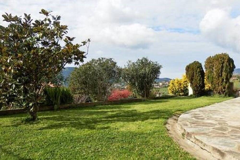 Rez de villa-maison, appartement T3 à 10 min d'Ajaccio avec Piscine. in Afa, Région d'Ajaccio