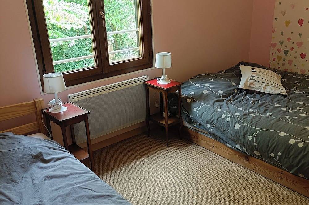 Gîte 9 personnes La Maison du Bois, 10 minutes A71, 10 minutes de Bourges in Plaimpied-Givaudins, Région de Bourges