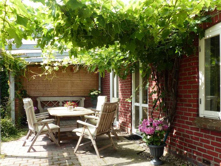 Ganze Wohnung, Ferienwohnung 'Antikhuus' mit privater Terrasse, privatem Garten und Wlan in Lütjenholm, Grünes Binnenland