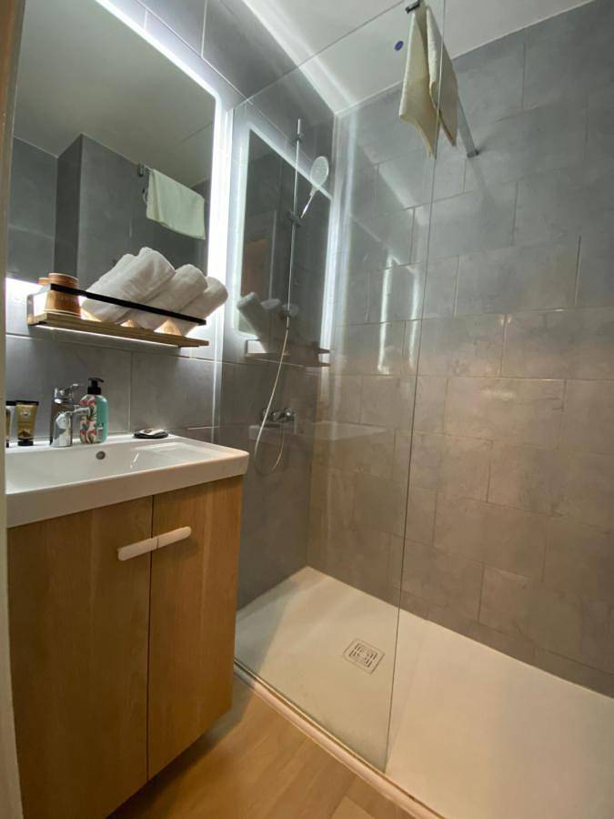 Appartement entier, Studio with Balcony in Saint-Julien-en-Genevois, Région de Saint-Julien-en-Genevois