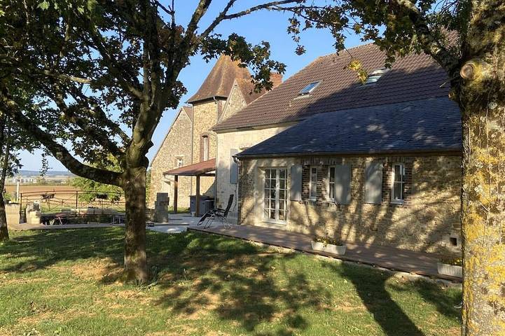 Gîte pour 12 personnes, avec jardin et jacuzzi à Courgeoût