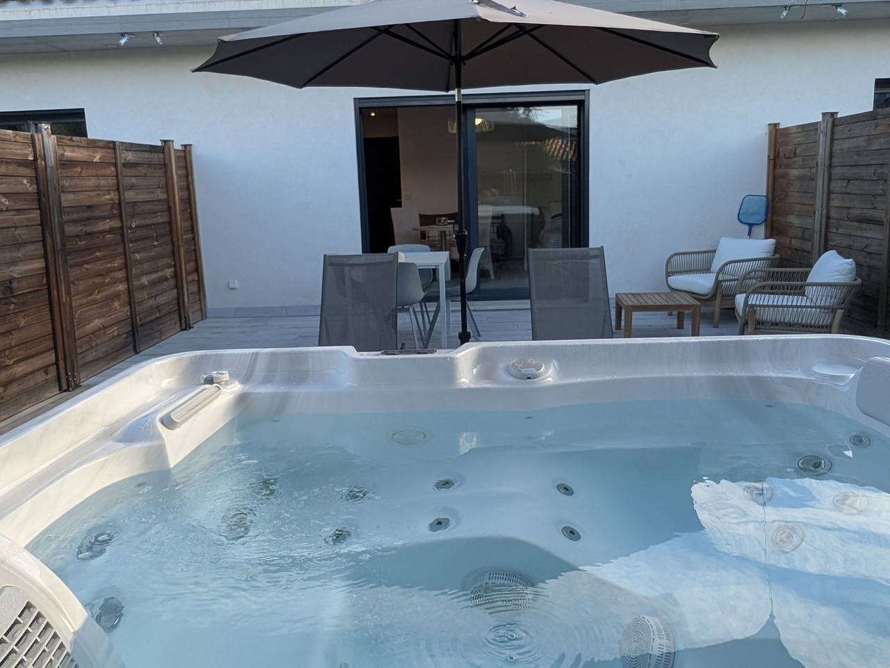 Ganze Wohnung, Studiowohnung mit Wallbox in Roquefort-les-Pins, Cannes und Umgebung