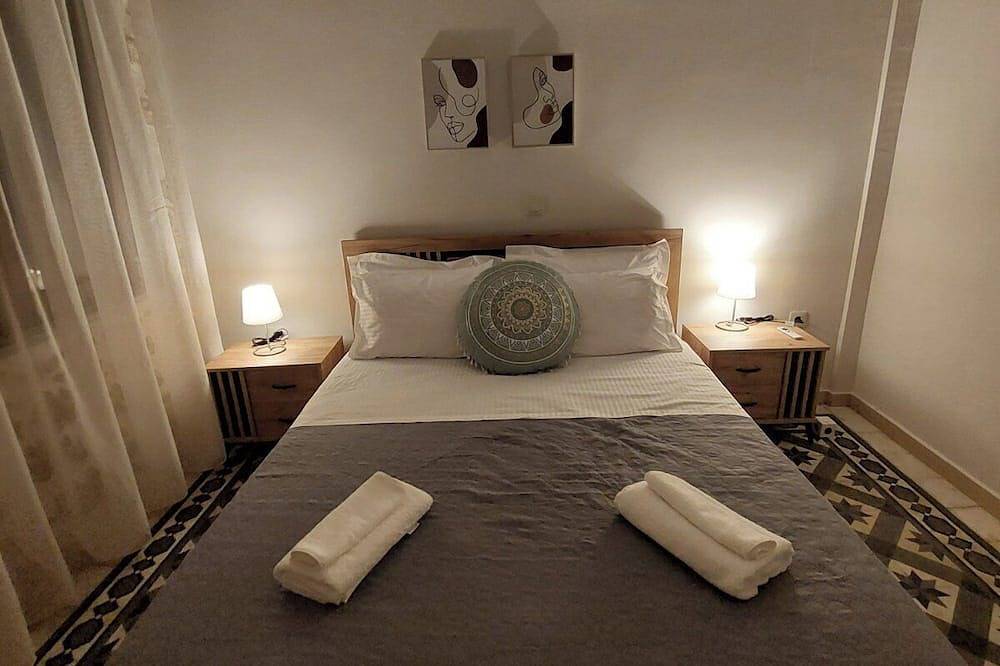 Stone-built 80 m2 2bedroom villa in Preveza center with private garden & Parking in Preveza, Preveza Regionalbezirk