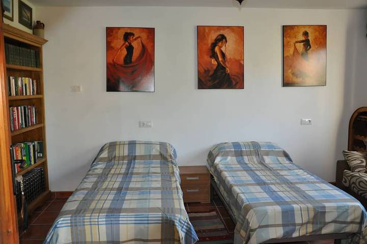 Une maison de campagne de 2 chambres avec un grand jardin privé et une piscine in Órgiva, Cordillera Penibética