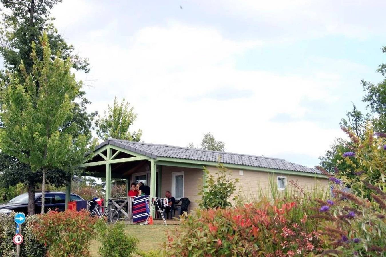 Zecamping 3 étoiles piscine couverte pet friendly cottage Tv Lv 35m2 2 pers in Beynat, Région de Brive-la-Gaillarde