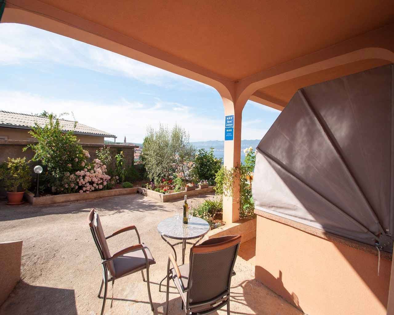 Ganzes Studio, Studio mit Terrasse und schönen Meerblick  in Vrbnik, Krk