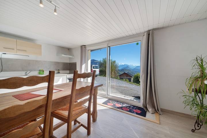 Entire apartment, Apartment 'Charmant Vue Mont-Blanc' with Mountain View and Wi-Fi in Onnion, Bonneville region