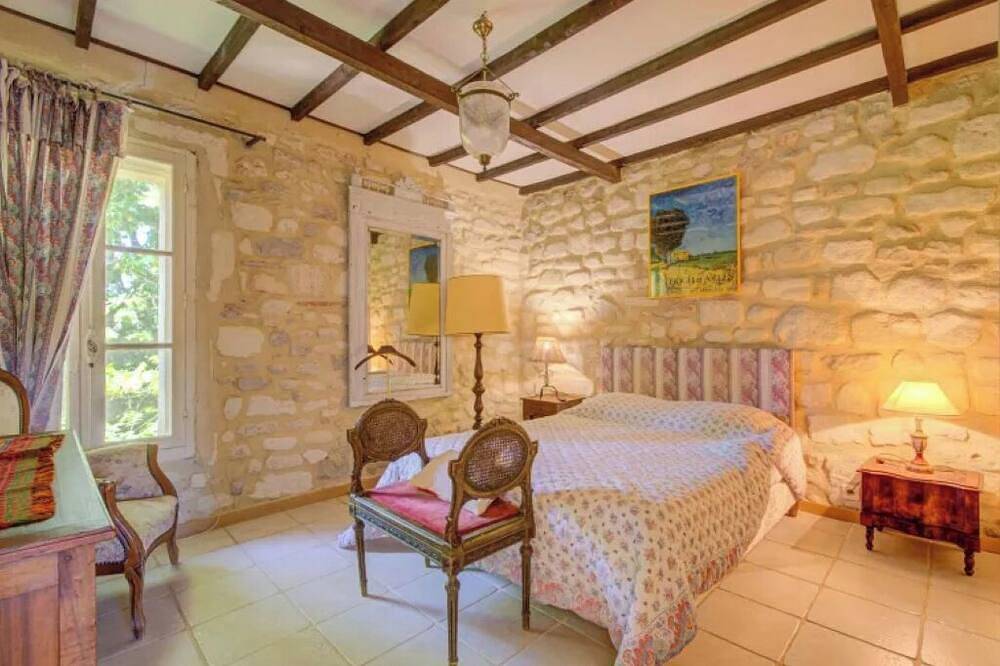 Entire apartment, Van Gogh - Sunny terrace overlooking the park in Fourques, Nimes region